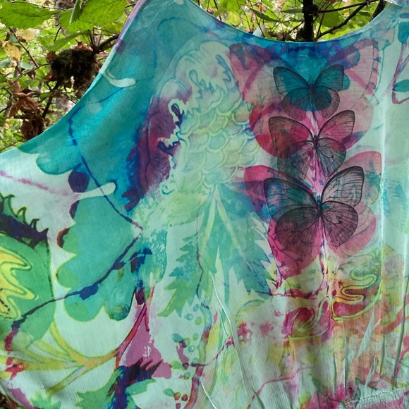 One World Top with butterflies - Picture 3 of 10